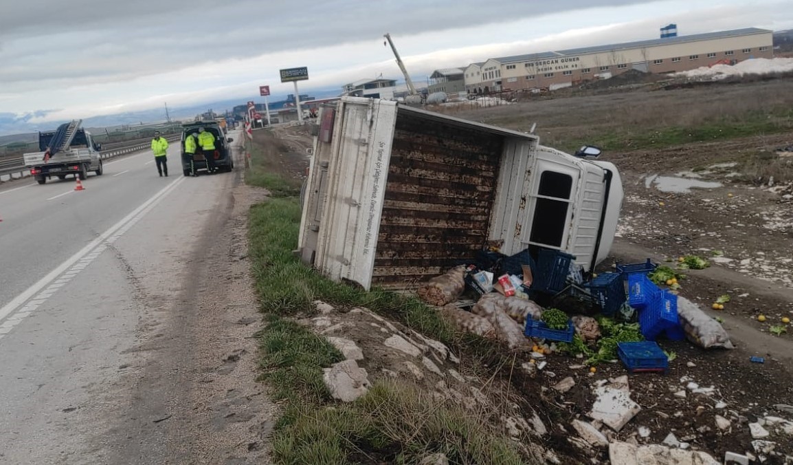 Kamyonet şarampole devrildi, sürücü kazayı yaralanmadan atlattı
