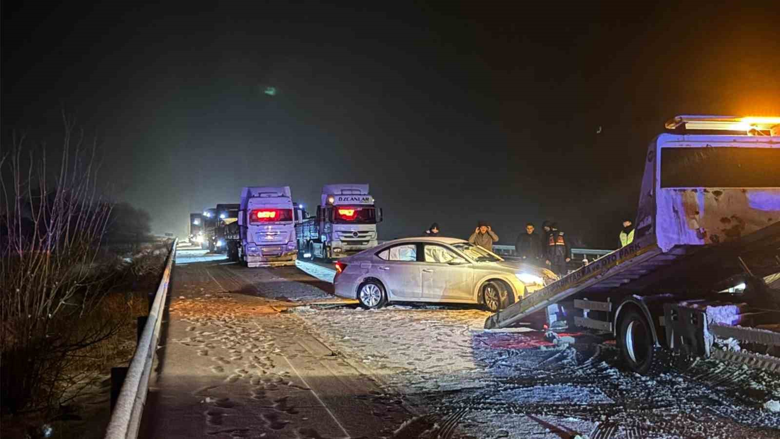 Kamyonet zincirleme kazaya neden oldu... O anlar kamerada
