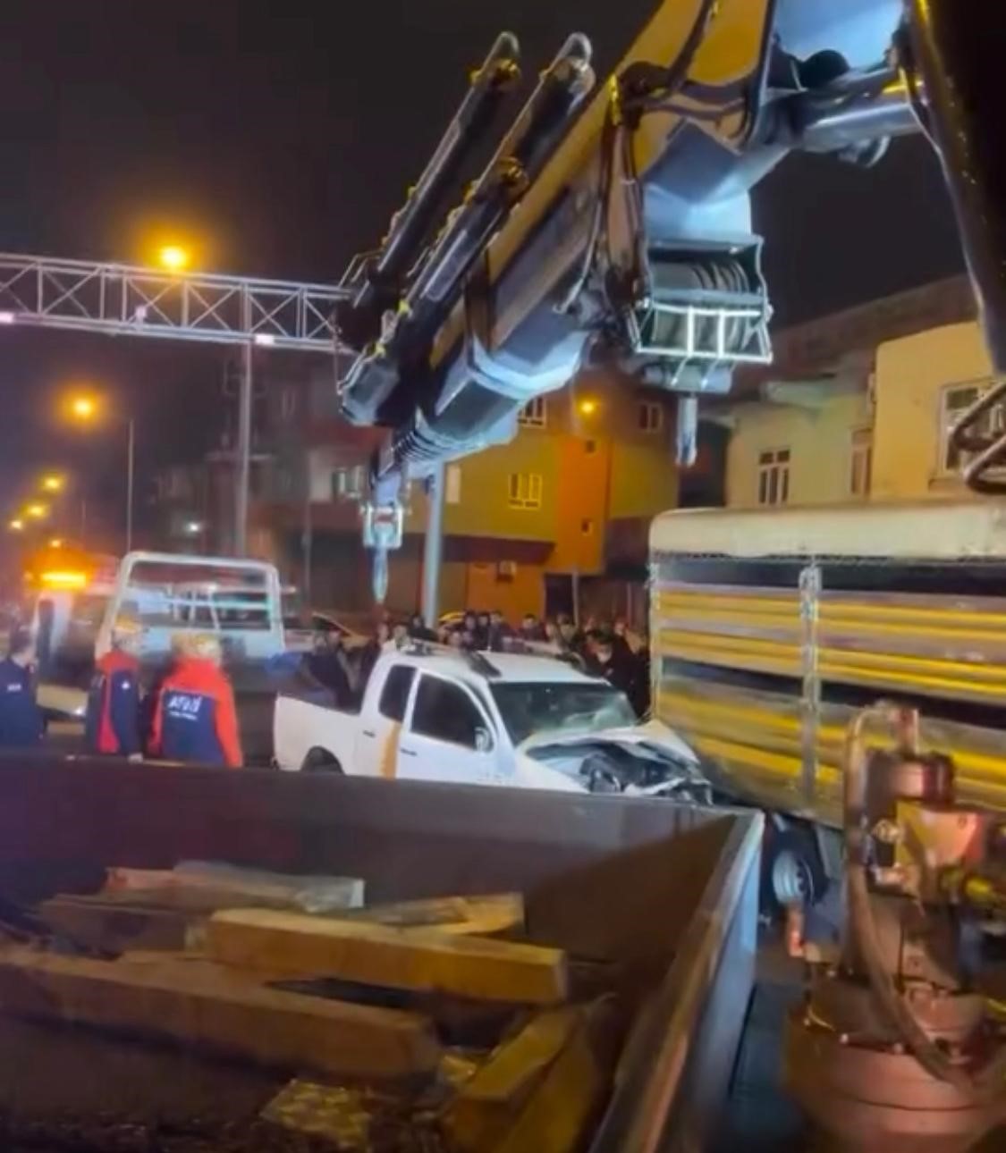 Kamyonete çarpan pikabın sürücüsü sıkıştığı yerden itfaiye ekiplerince çıkartıldı
