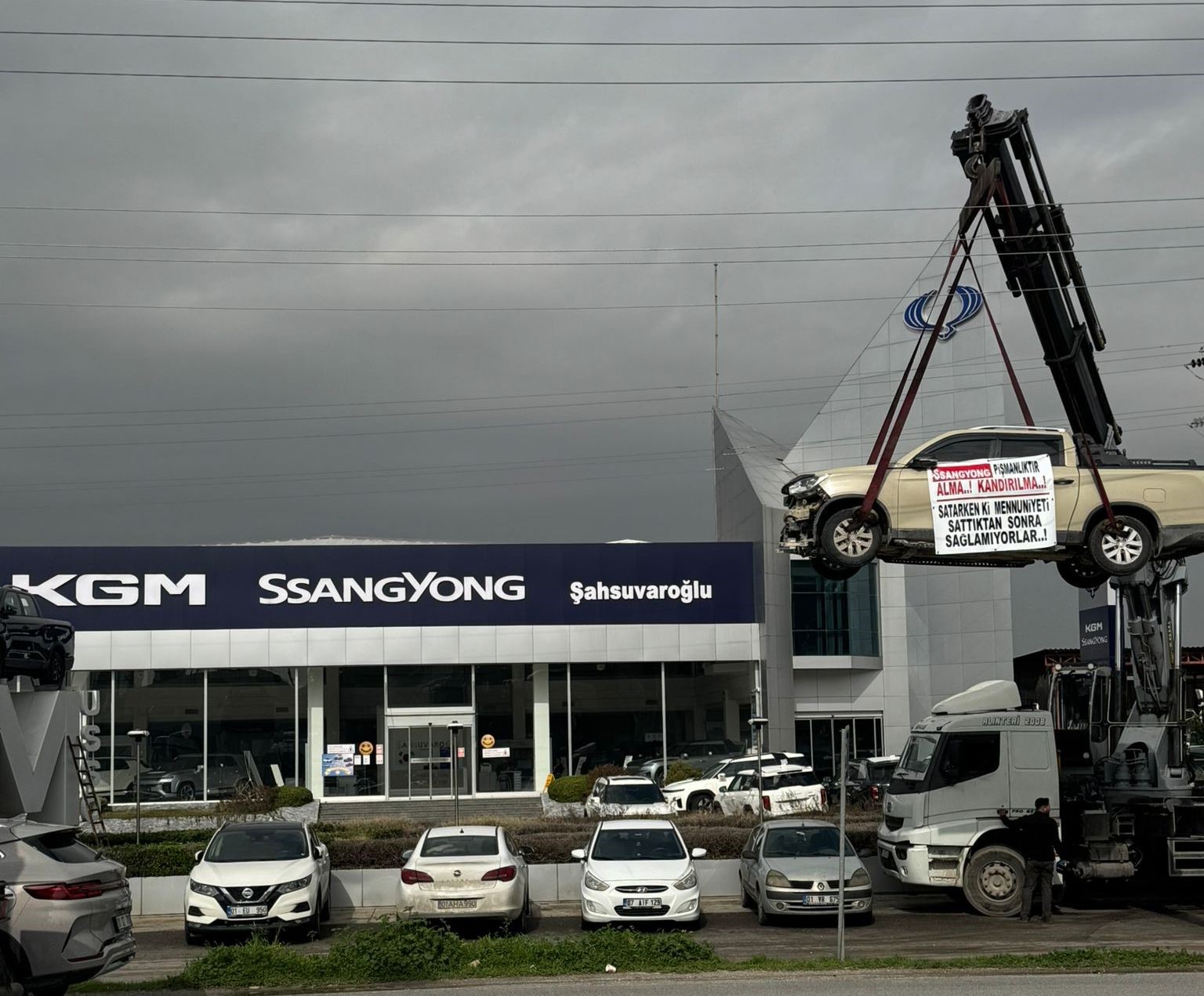 Kamyoneti vinç ile asıp firma önünde eylem yaptı
Kamyoneti vinç ile asıp firma önünde eylem yaptı