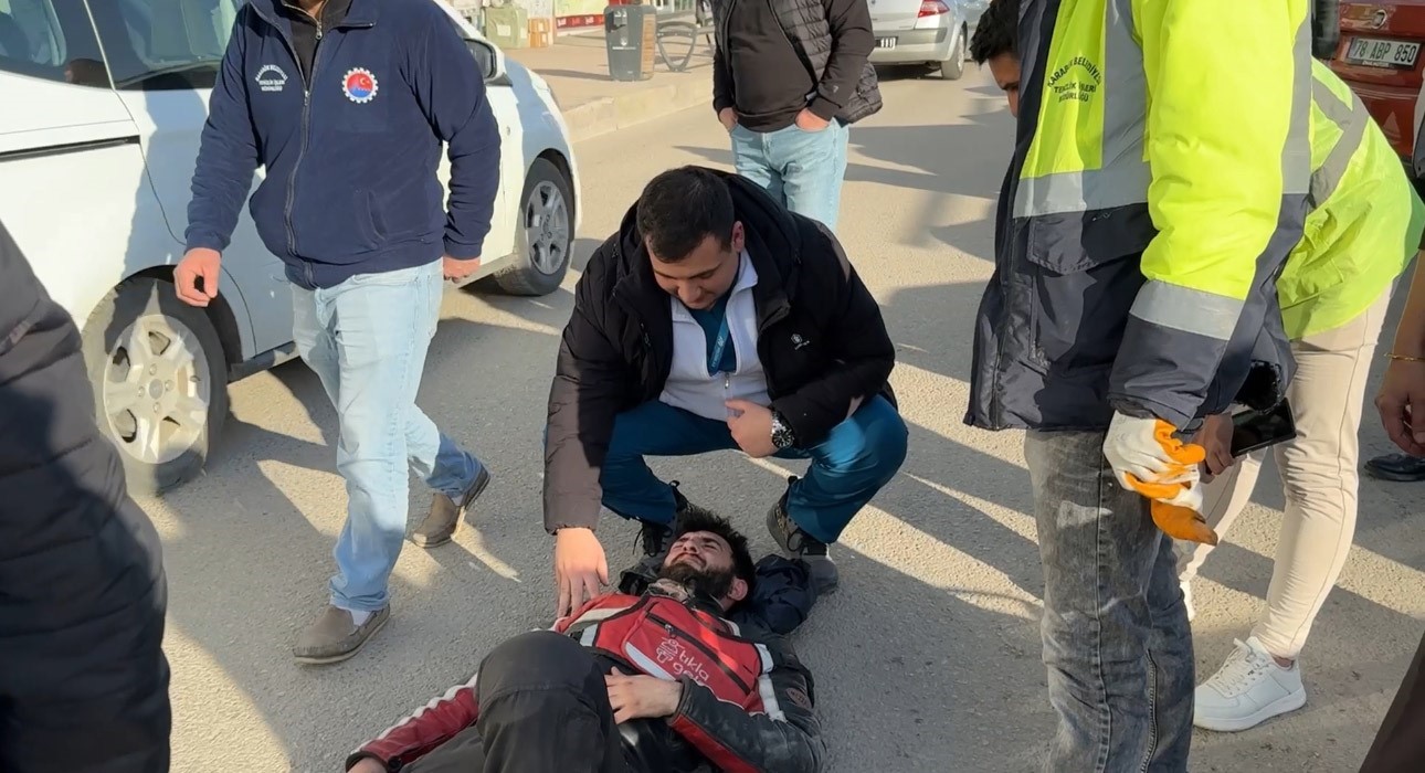 Kamyonetin açık kapısına çarpan motosiklet sürücüsü yaralandı
