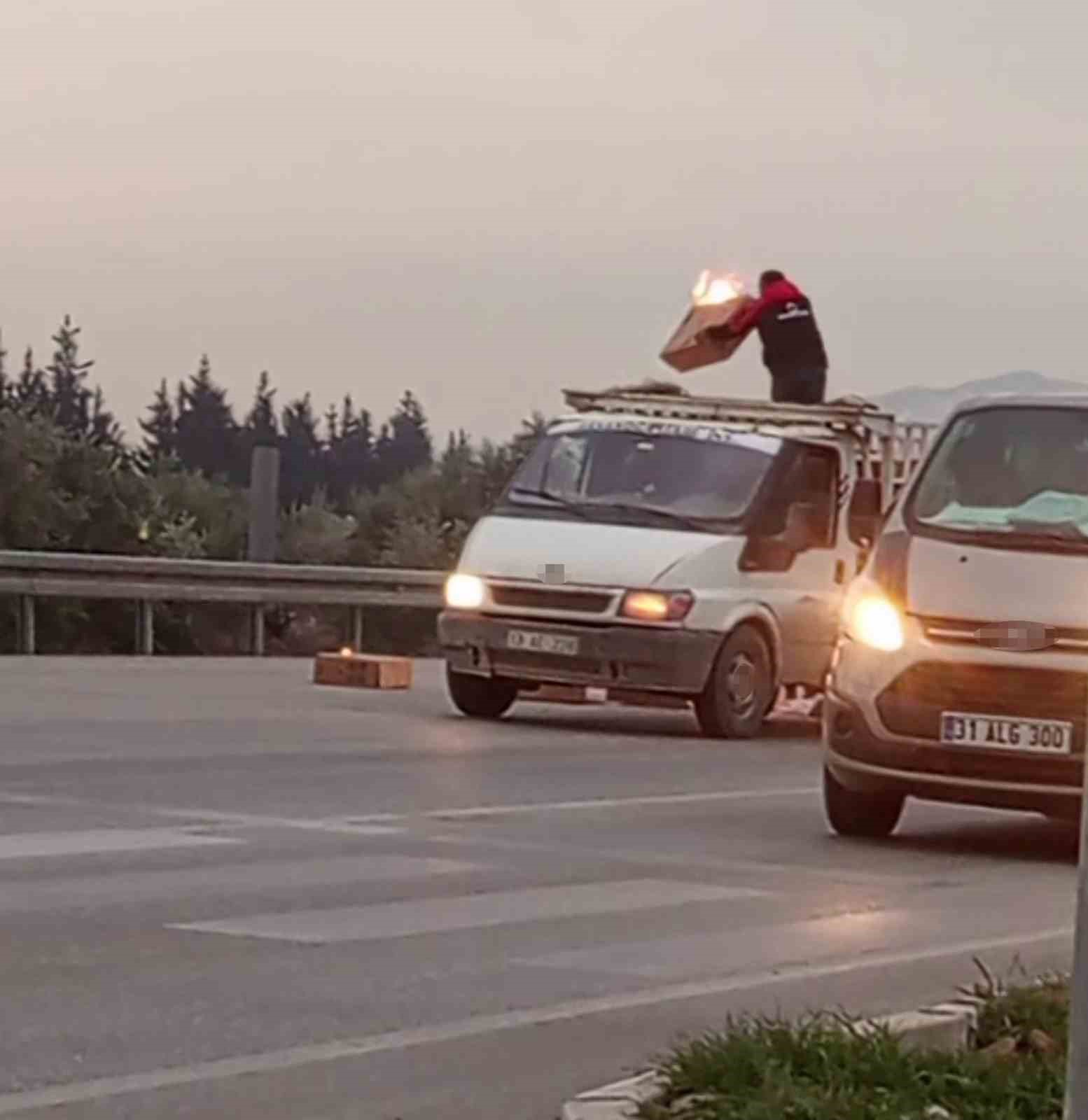 Kamyonetin alevlere teslim olmasının önüne sürücünün gayreti geçti
