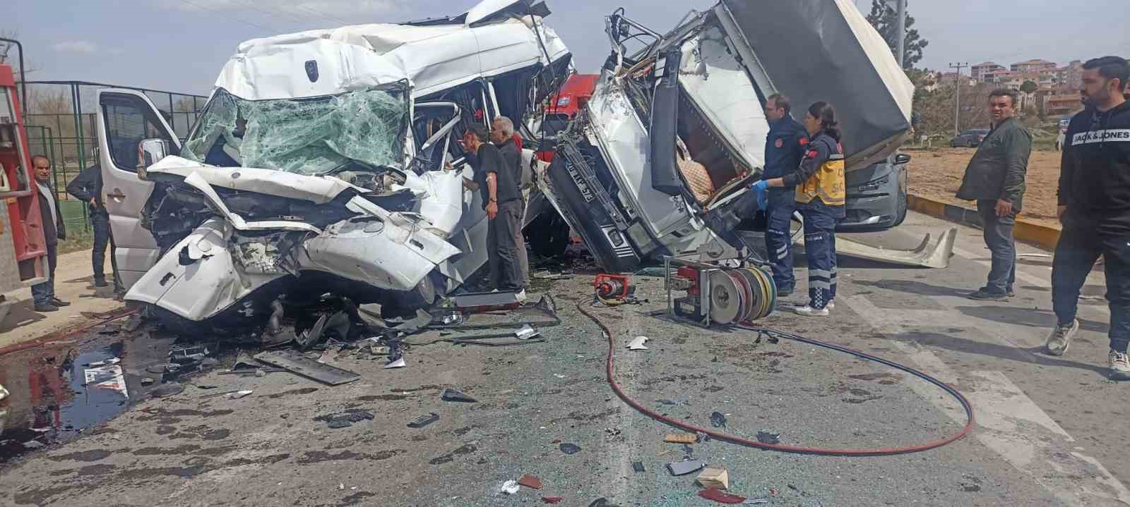 Kamyonetin otomobilin üzerine devrildiği kaza kamerada
