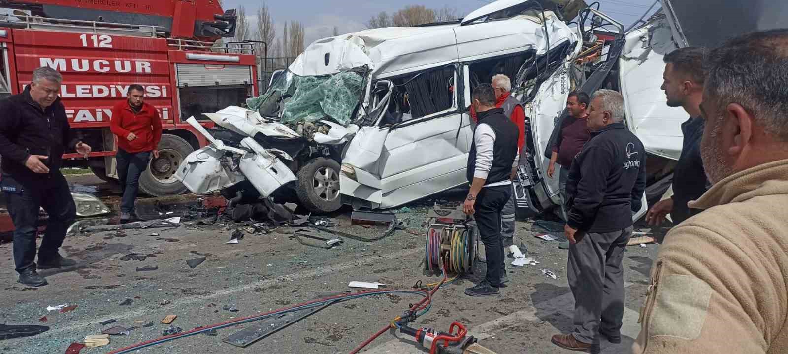 Kamyonetin otomobilin üzerine devrildiği kaza kamerada
