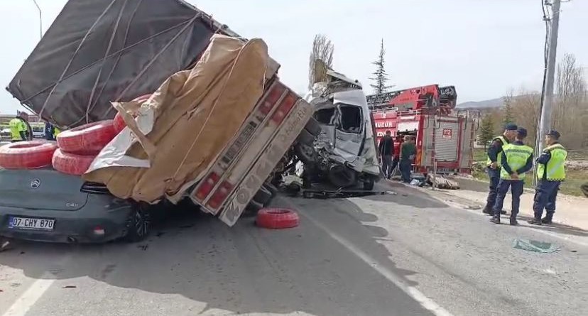 Kamyonetin otomobilin üzerine devrildiği kaza kamerada
