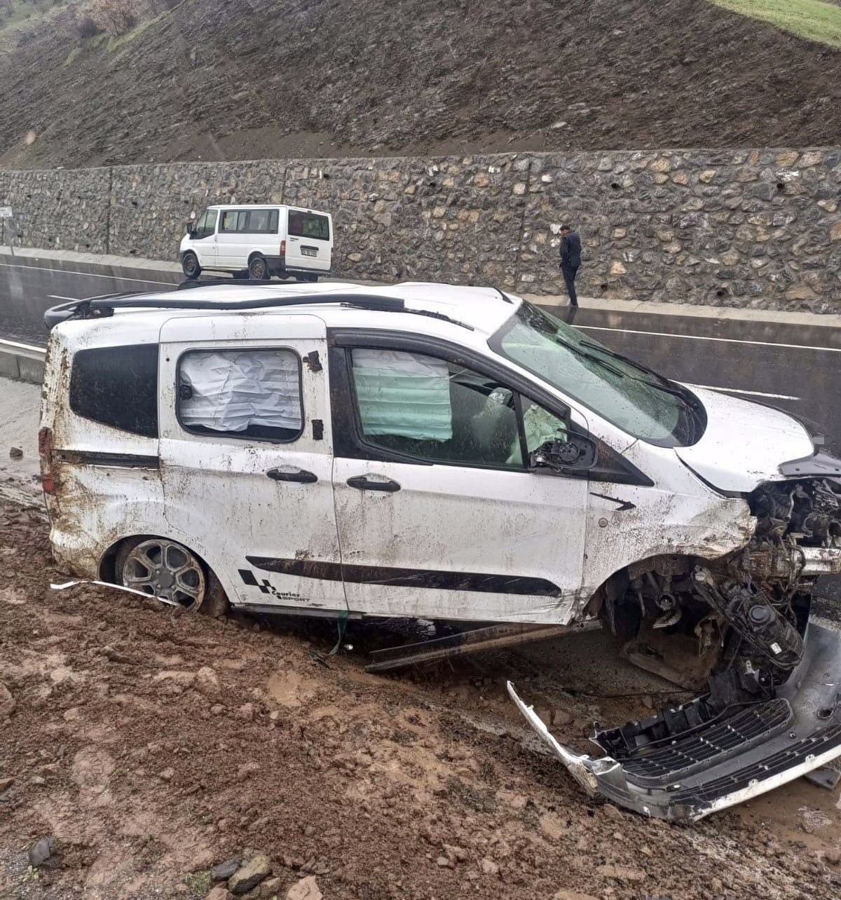 Kamyonetin takla atmasıyla aynı aileden 5 kişi yaralandı
