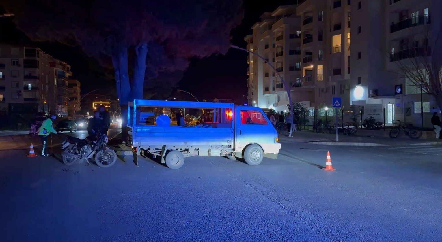 Kamyonetle çarpışan motosikletli yaralandı
