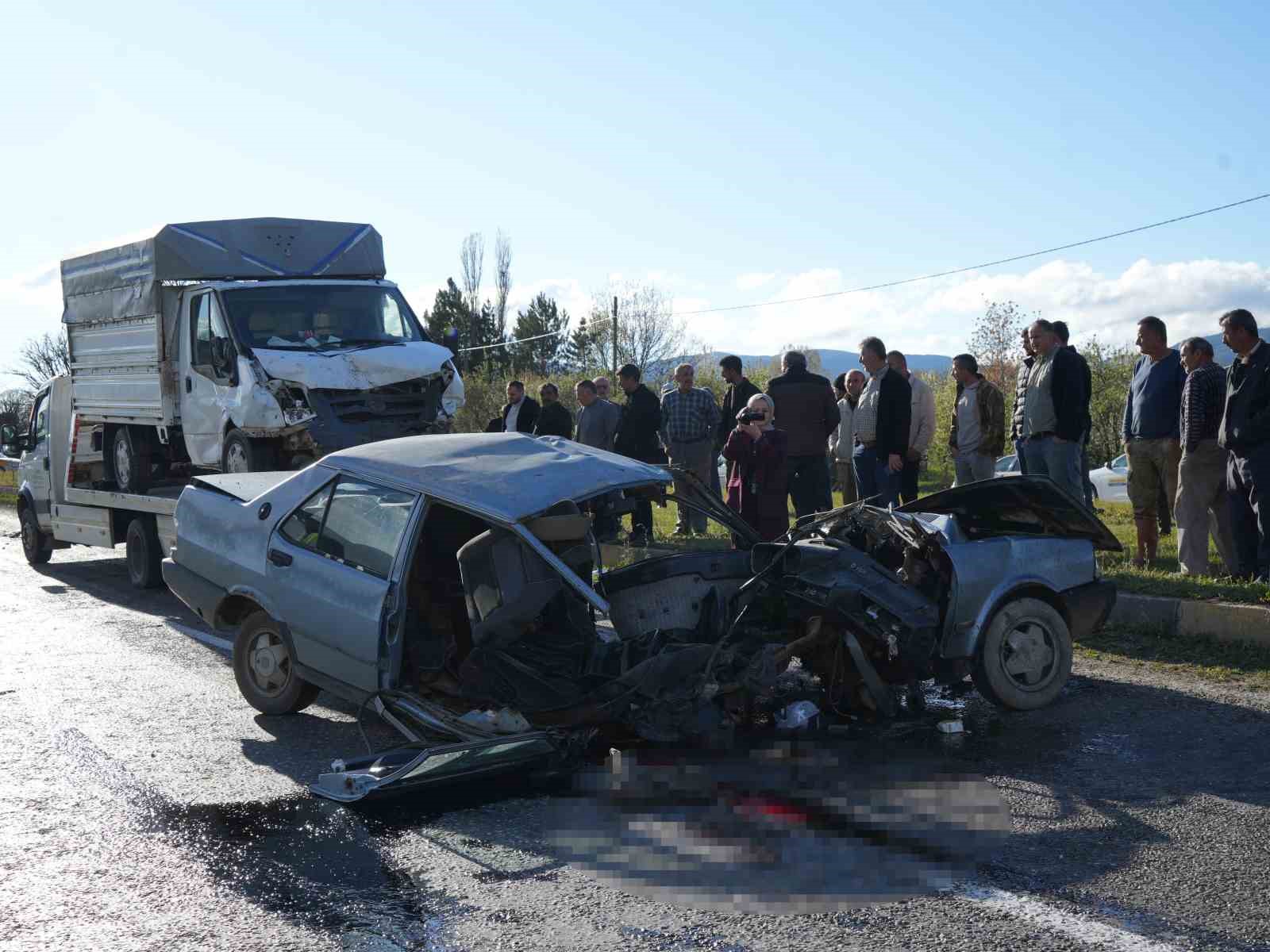 Kamyonetle çarpışan Tofaş ikiye bölündü, sürücü hayatını kaybetti

