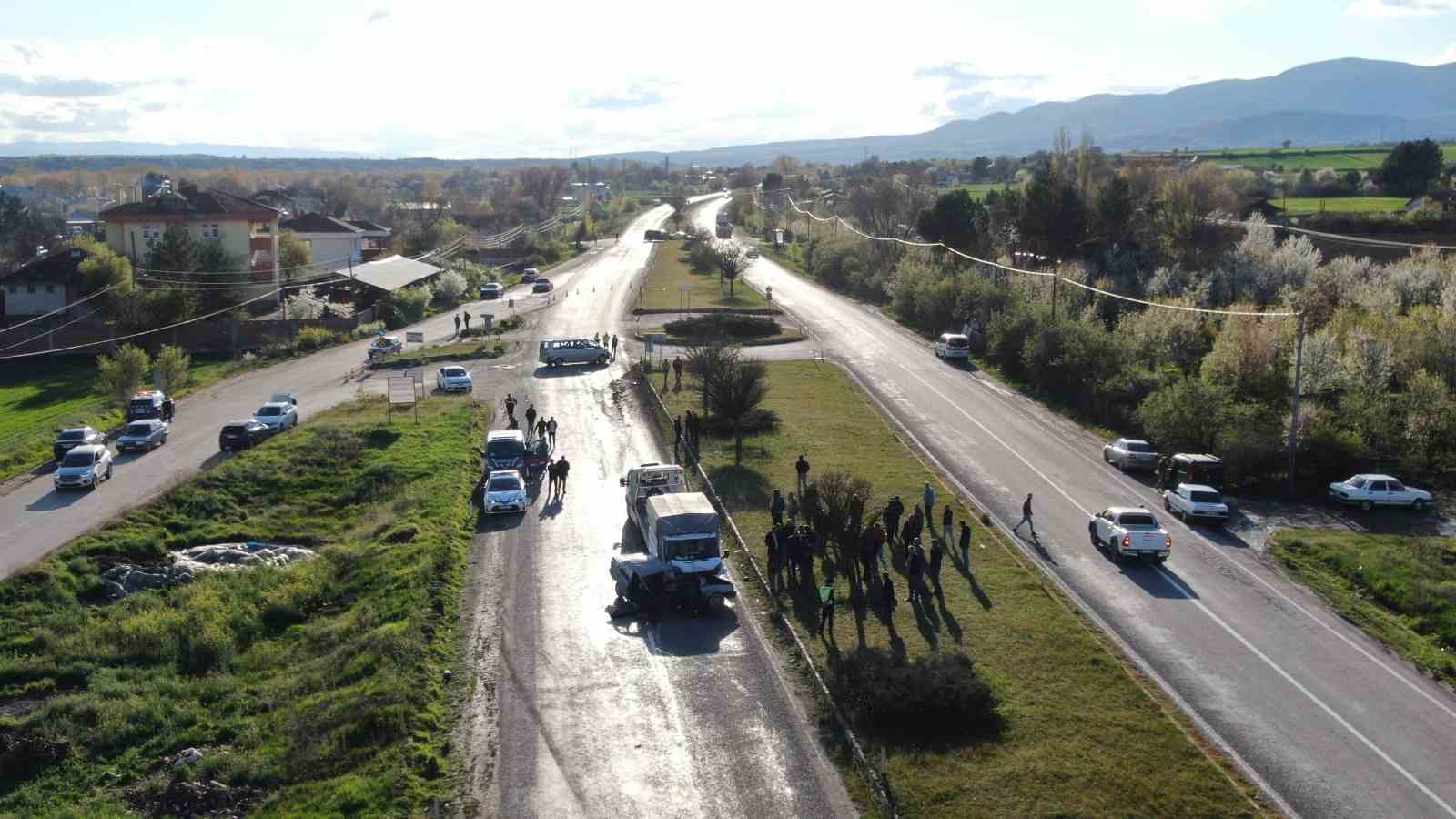 Kamyonetle çarpışan Tofaş ikiye bölündü, sürücü hayatını kaybetti
