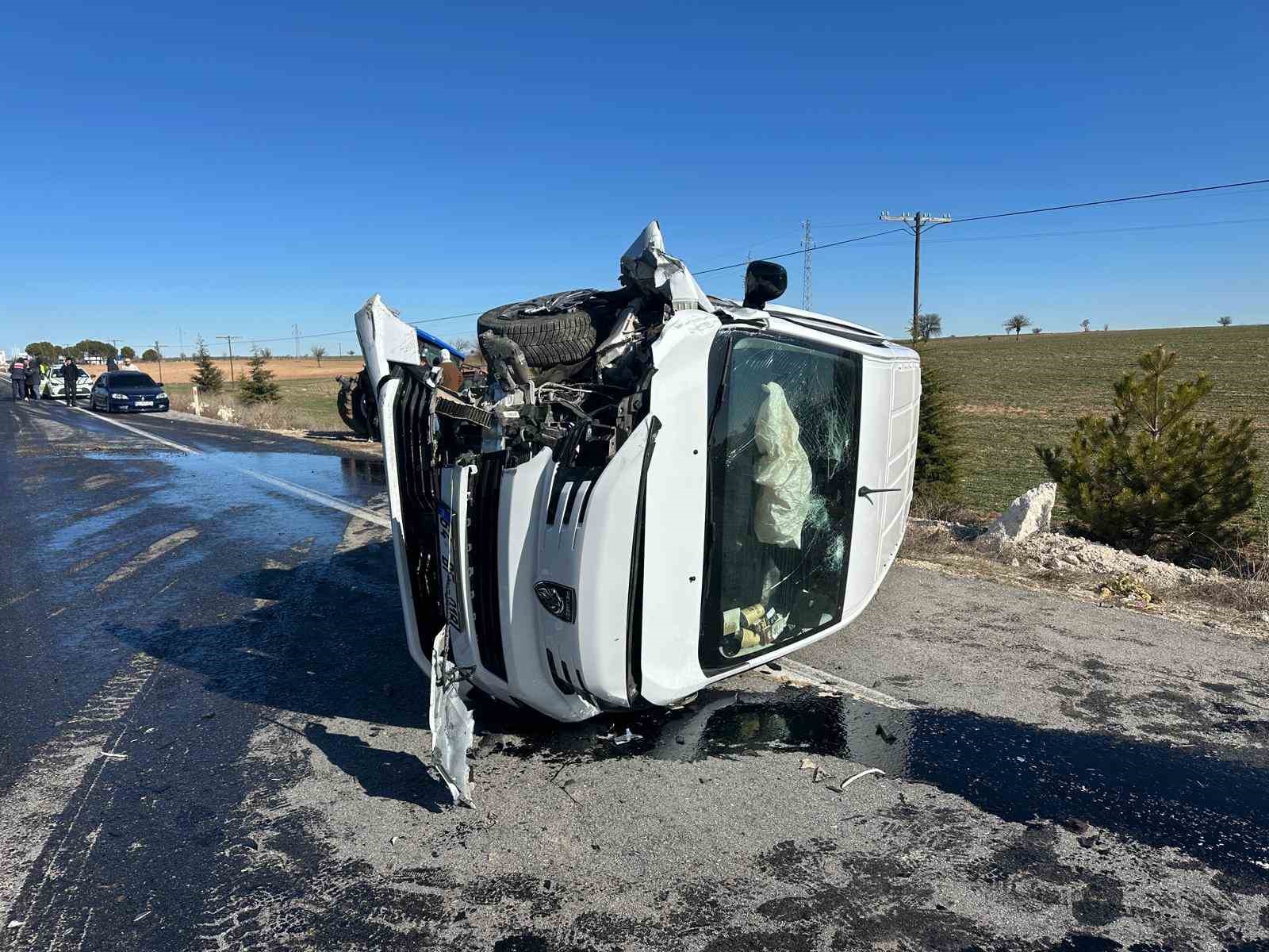 Kamyonetle çarpışan traktör ikiye bölündü
