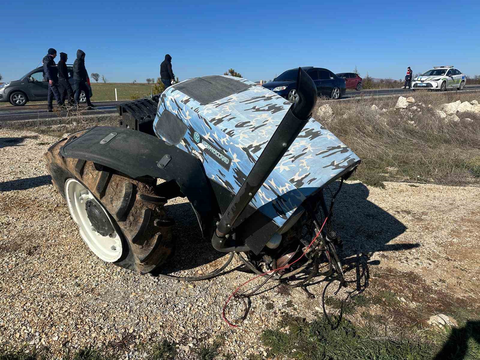 Kamyonetle çarpışan traktör ikiye bölündü
