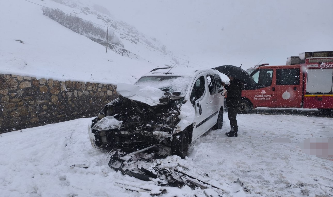 Kamyonetler kafa kafaya çarpıştı: 1 kişi hayatını kaybetti
