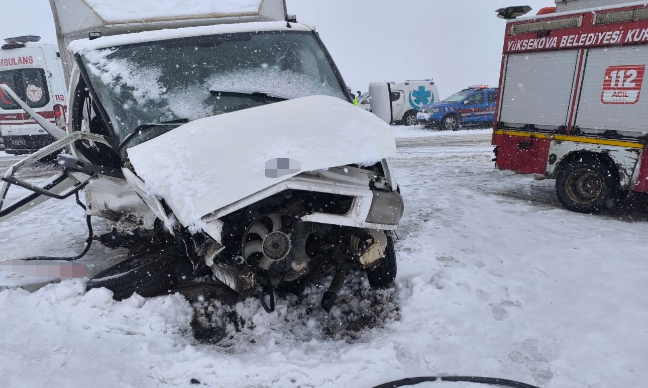 Kamyonetler kafa kafaya çarpıştı: 1 kişi hayatını kaybetti
