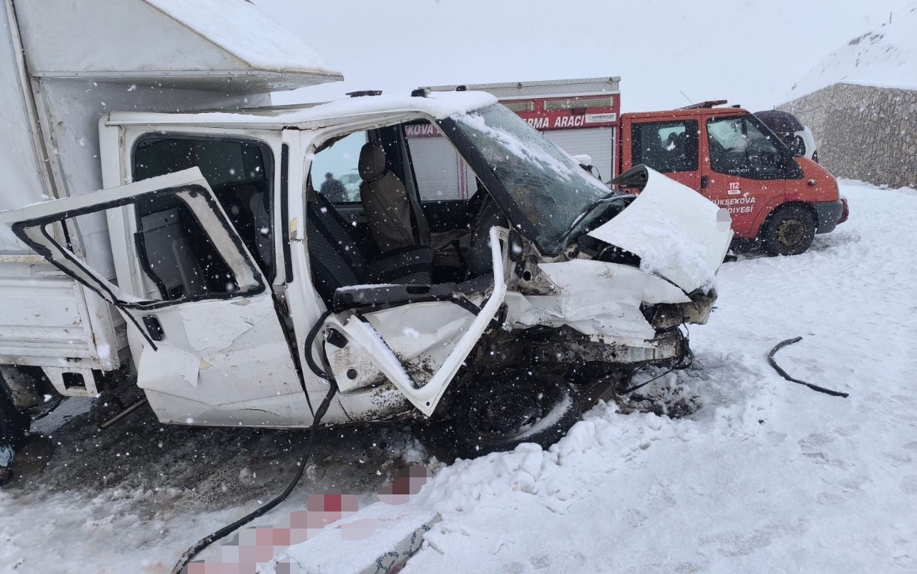 Kamyonetler kafa kafaya çarpıştı: 1 kişi hayatını kaybetti
