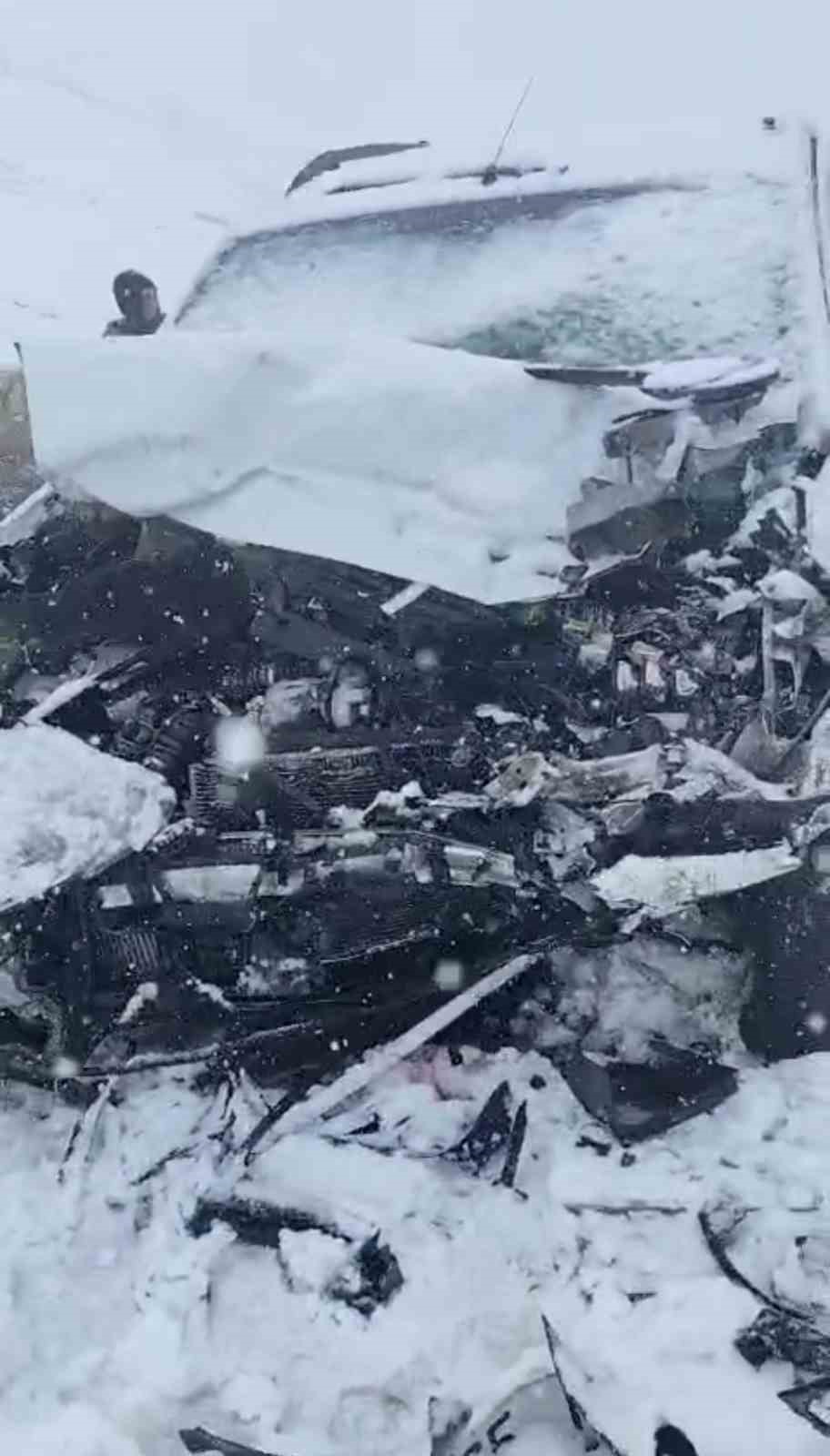 Kamyonetler kafa kafaya çarpıştı: 1 kişi hayatını kaybetti
