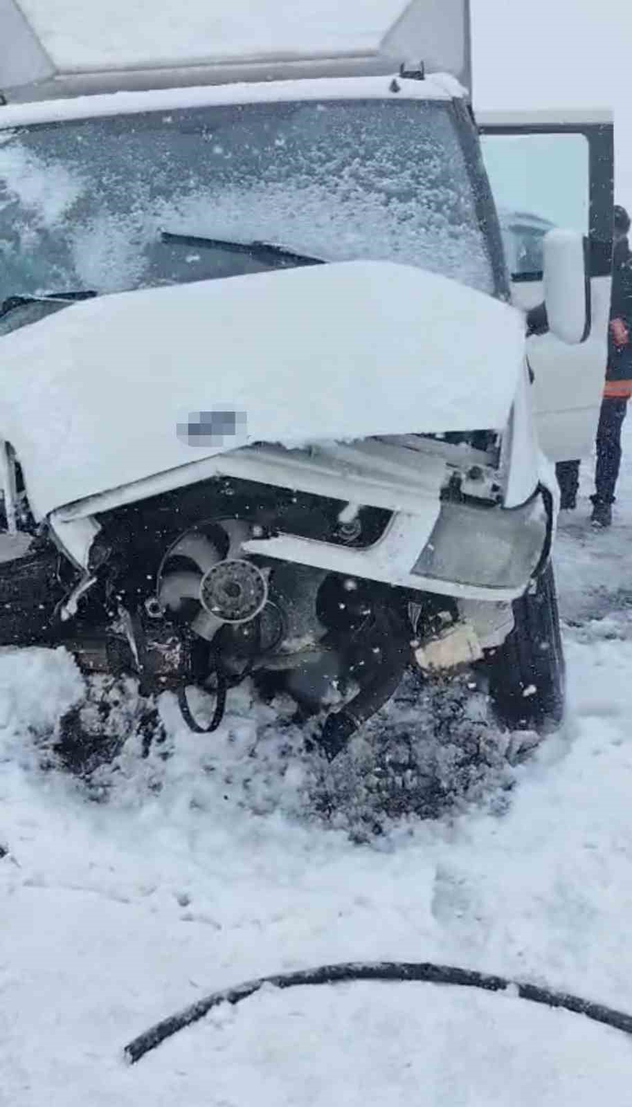 Kamyonetler kafa kafaya çarpıştı: 1 kişi hayatını kaybetti
