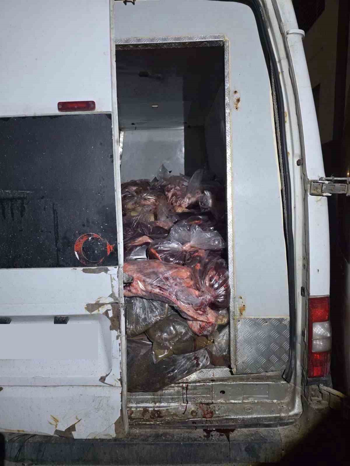 Kamyonette hijyen kurallarına aykırı taşınan 3 ton sakatat ele geçirildi, 207 bin lira ceza kesildi
