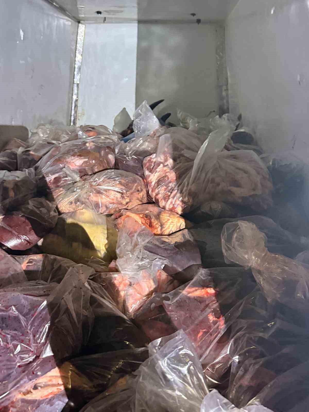 Kamyonette hijyen kurallarına aykırı taşınan 3 ton sakatat ele geçirildi, 207 bin lira ceza kesildi
