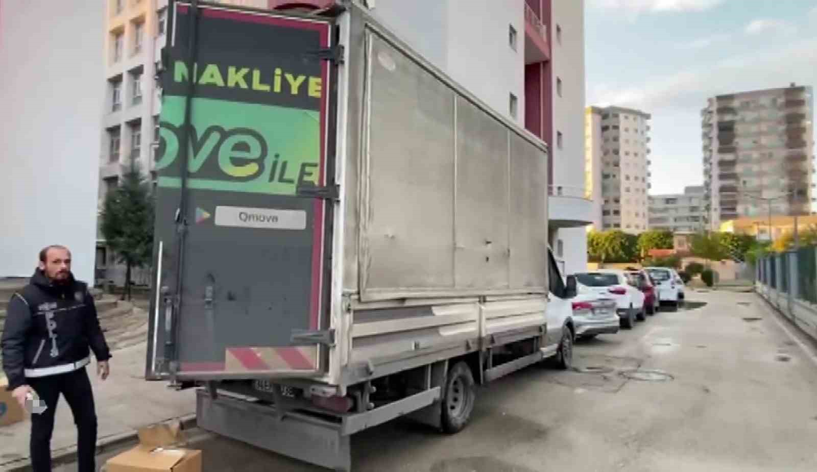 Kamyonetten 4 milyon 500 bin kaçak makaron çıktı
