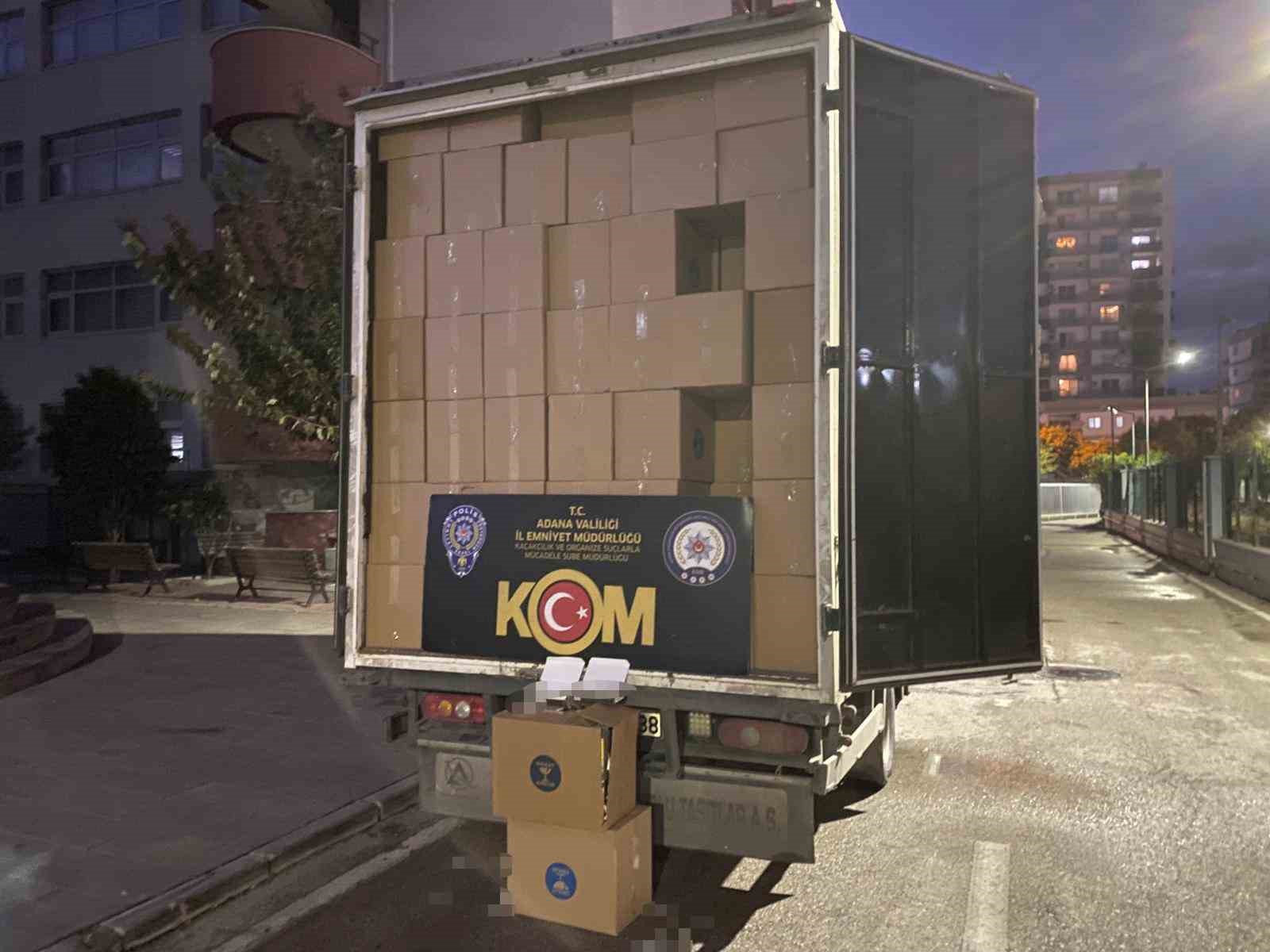 Kamyonetten 4 milyon 500 bin kaçak makaron çıktı
