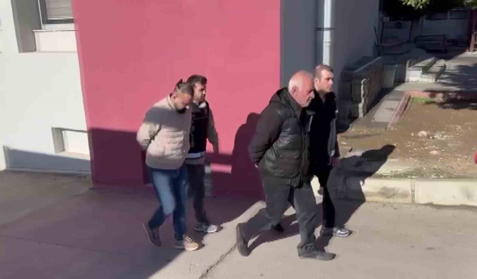 Kamyonetten 4 milyon 500 bin kaçak makaron çıktı
