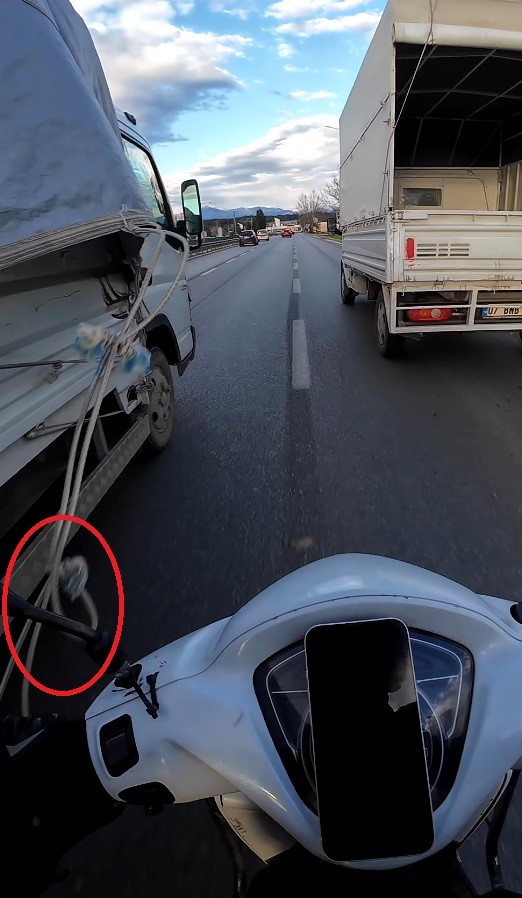 Kamyonetten sarkan ipe dolanan motosikletli ölümle burun buruna geldi
