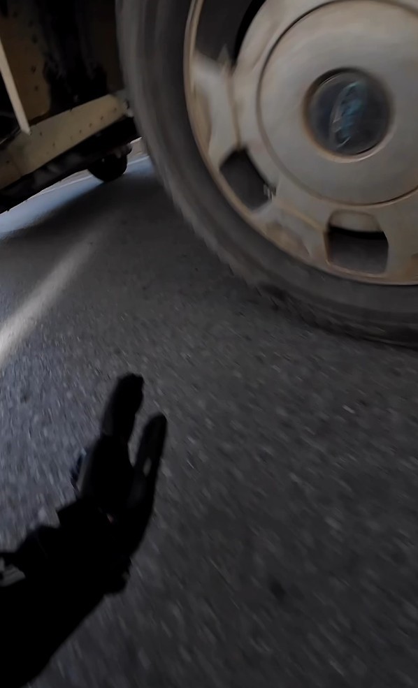 Kamyonetten sarkan ipe dolanan motosikletli ölümle burun buruna geldi
