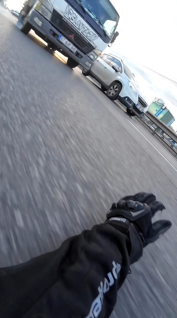 Kamyonetten sarkan ipe dolanan motosikletli ölümle burun buruna geldi
