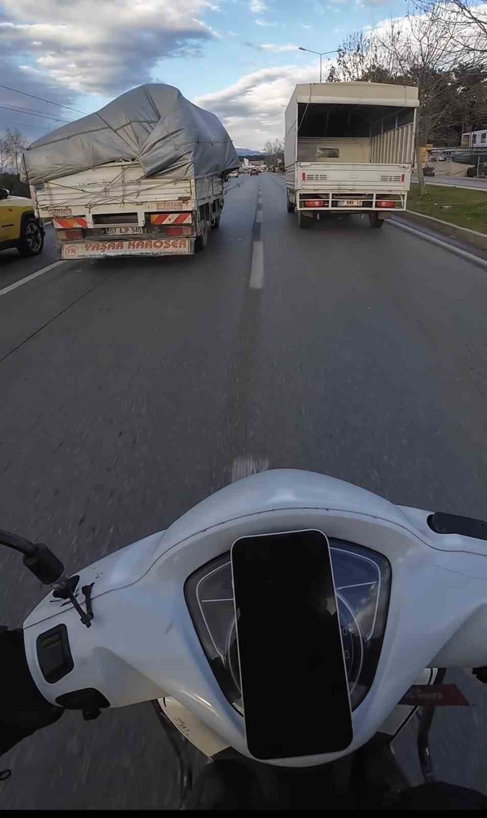 Kamyonetten sarkan ipe dolanan motosikletli ölümle burun buruna geldi
