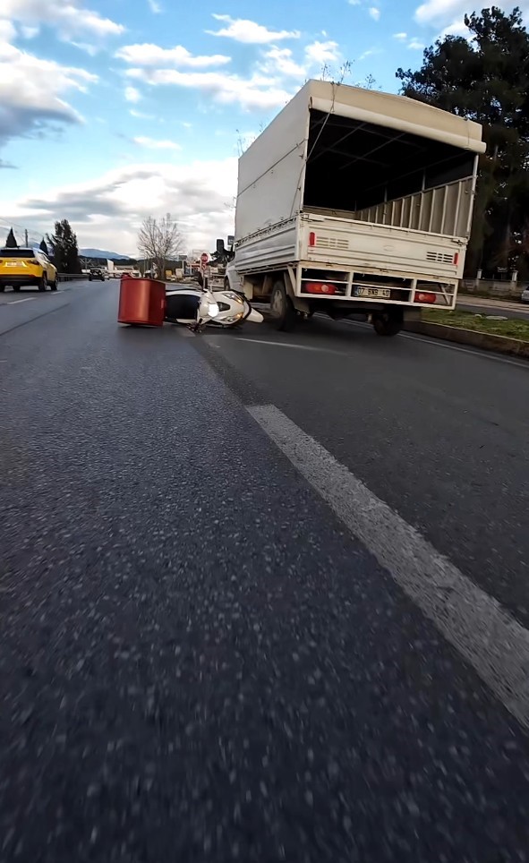 Kamyonetten sarkan ipe dolanan motosikletli ölümle burun buruna geldi
