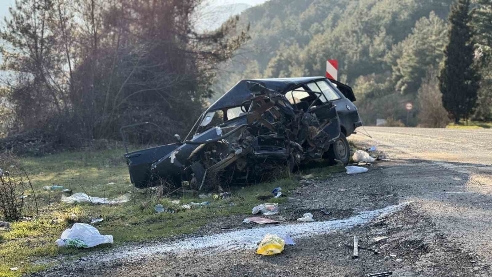 Kamyonla çarpışan otomobil demir yığınına döndü: 1 ölü, 5 yaralı
