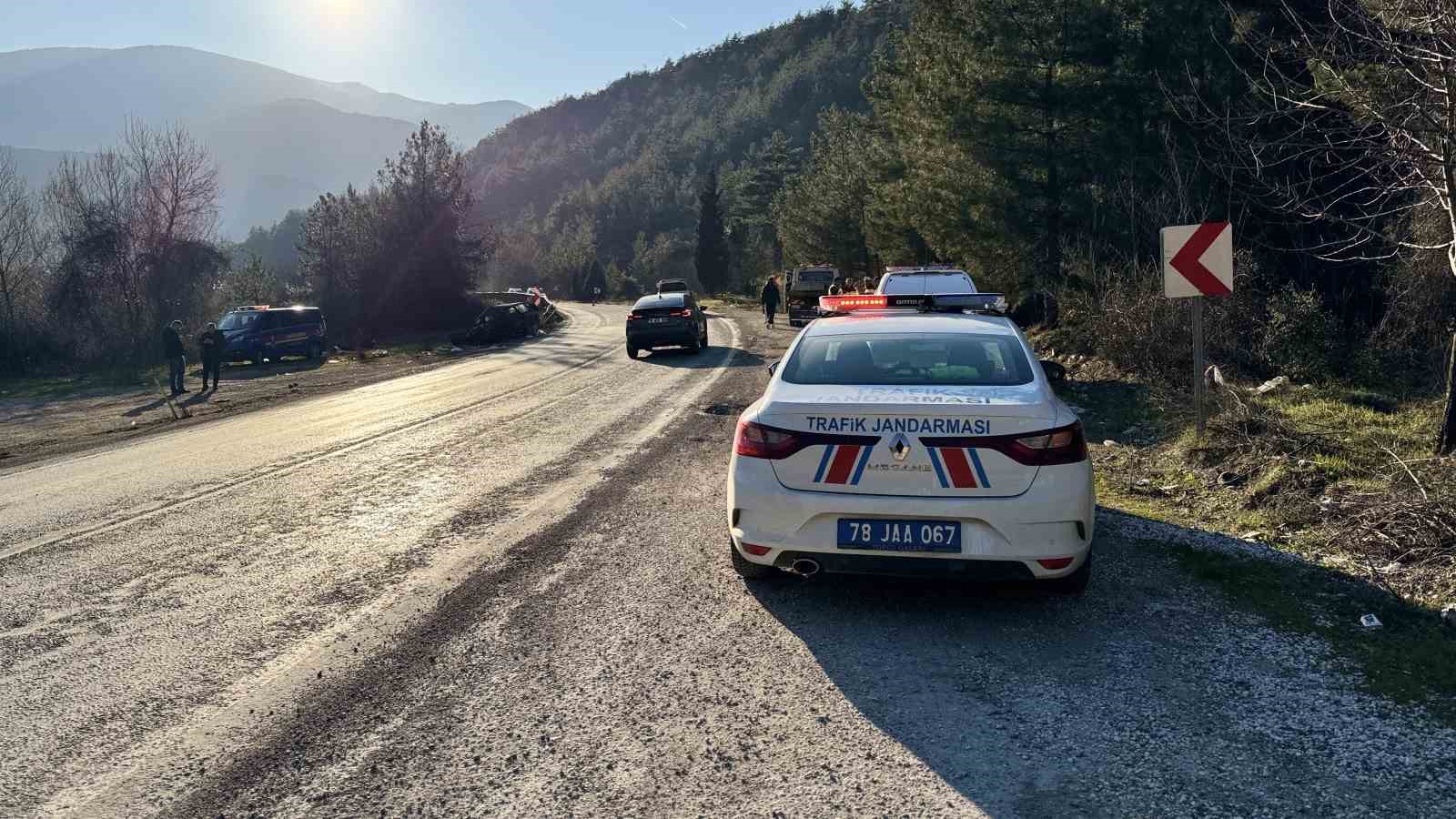 Kamyonla çarpışan otomobil demir yığınına döndü: 1 ölü, 5 yaralı
