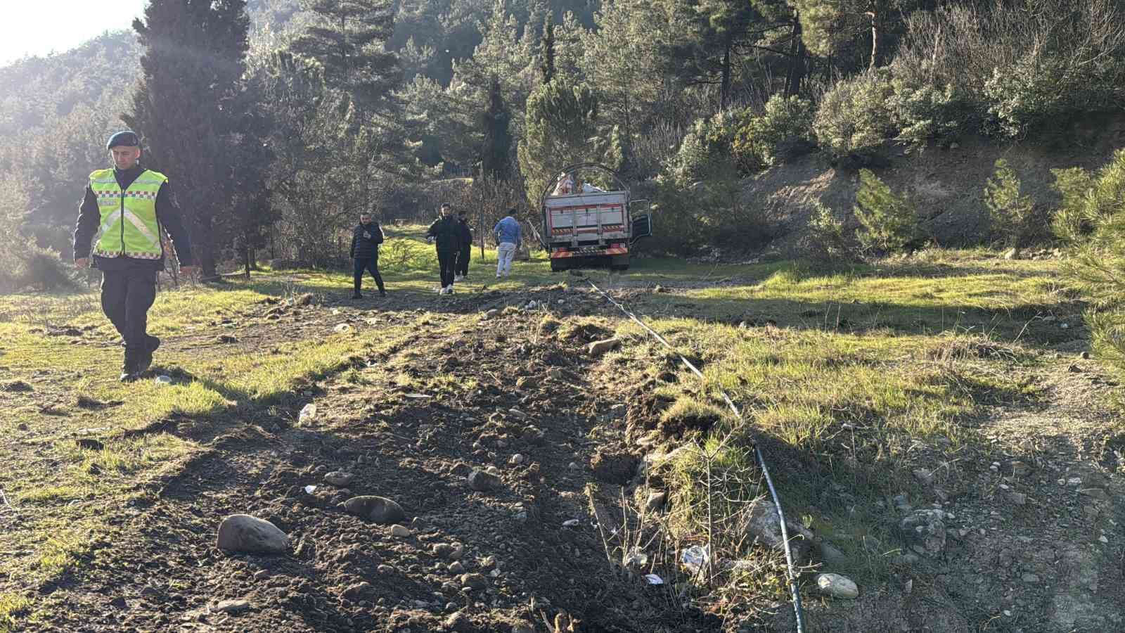 Kamyonla çarpışan otomobil demir yığınına döndü: 1 ölü, 5 yaralı
