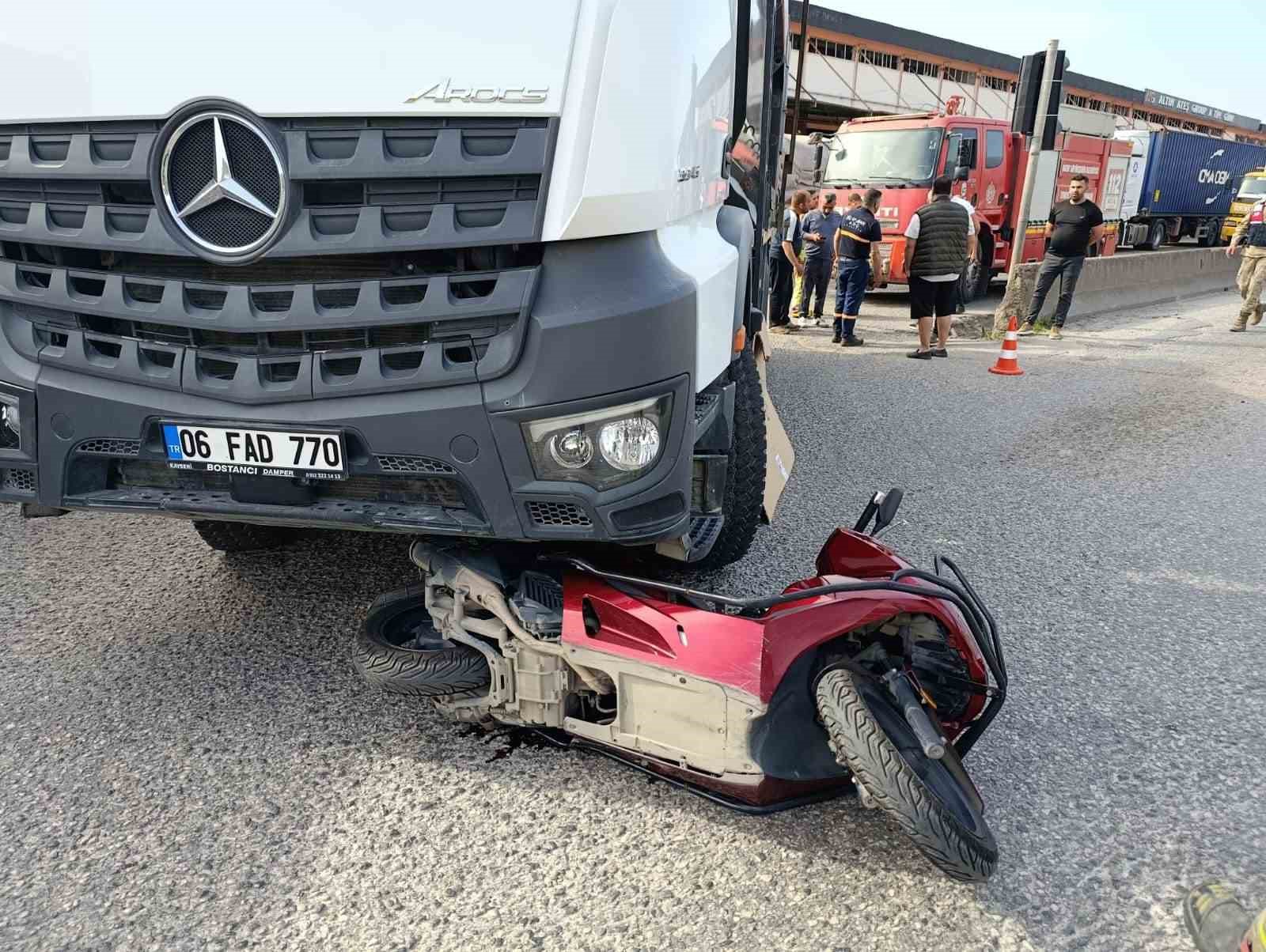 Kamyonun altında kalarak ezilen motosikletin sürücüsü hayatını kaybetti
