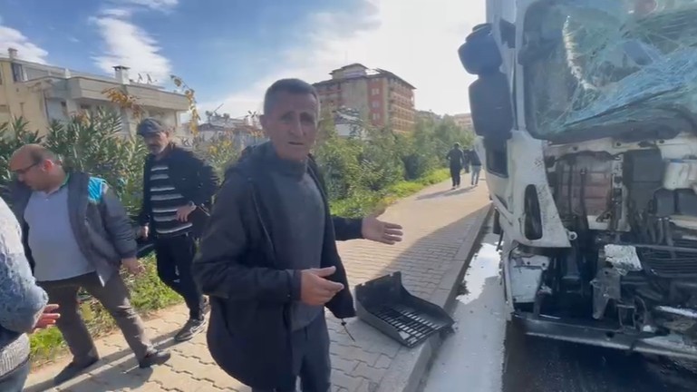 Kamyonun arkadan çarptığı çöp kamyonu devrildi: 1’i ağır 3 işçi yaralandı
