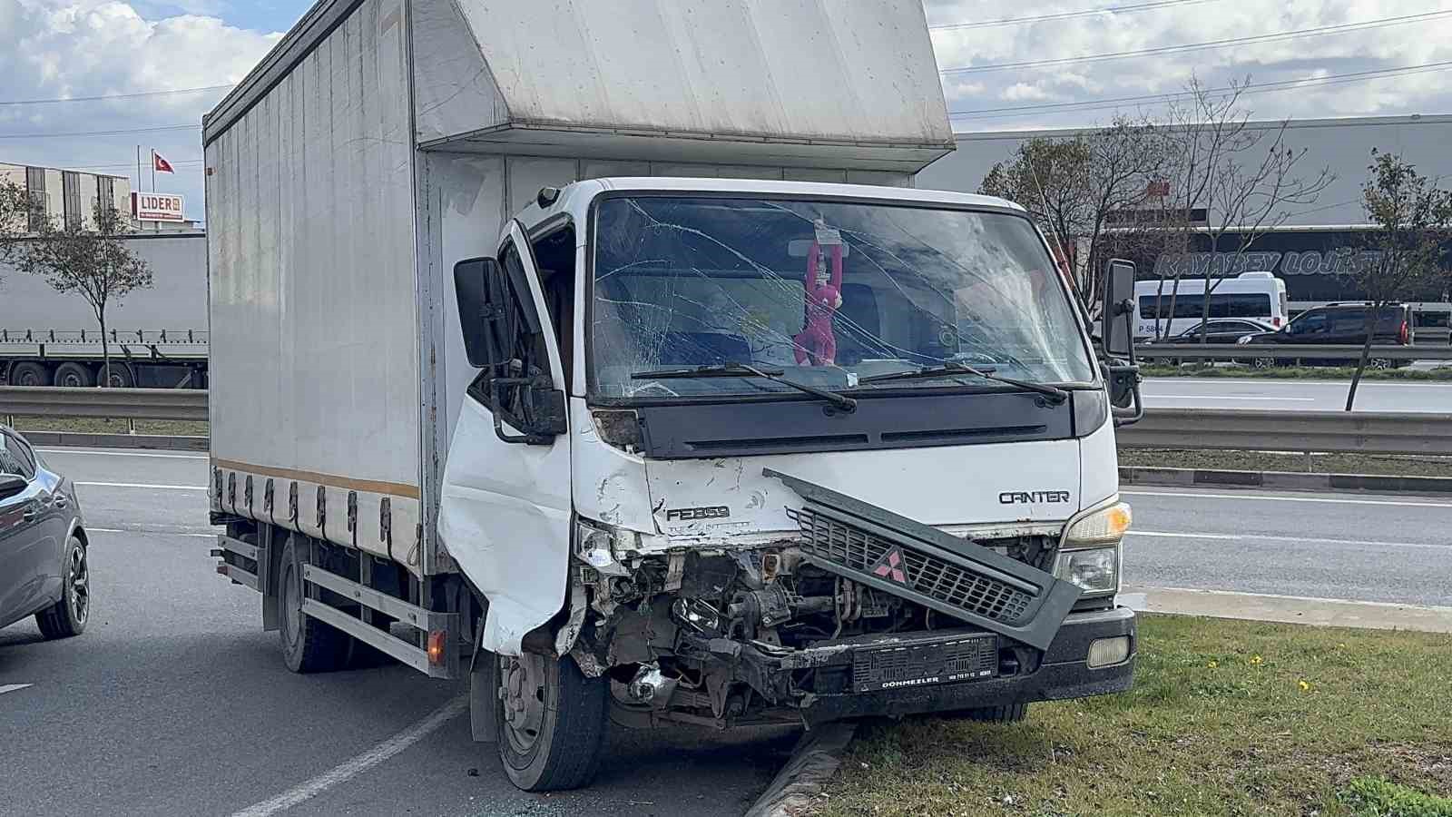 Kamyonun çarptığı otomobil adeta preslendi: 1 yaralı
