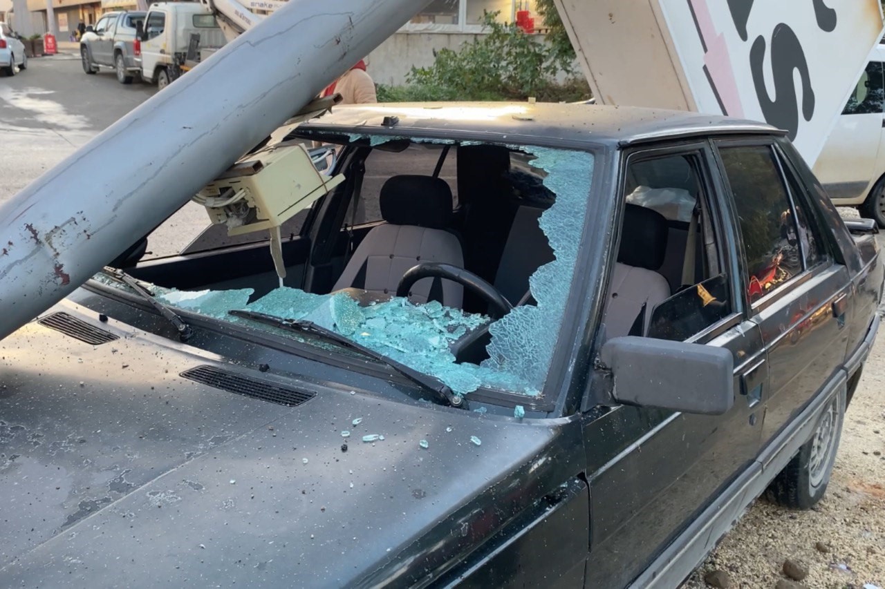 Kamyonun çarptığı tabela otomobilin üzerine devrildi: 1 yaralı
