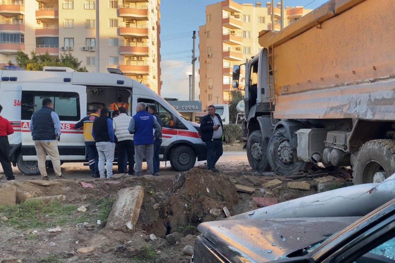 Kamyonun çarptığı tabela otomobilin üzerine devrildi: 1 yaralı
