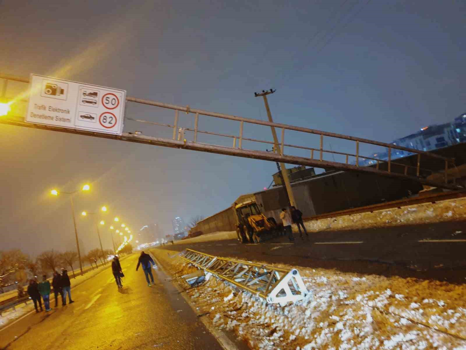 Kamyonun çarptığı trafik levhası itfaiye ekiplerince düzeltildi
