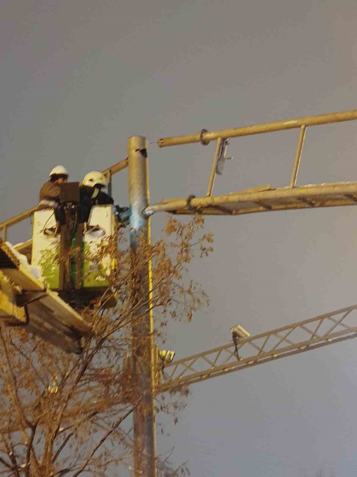 Kamyonun çarptığı trafik levhası itfaiye ekiplerince düzeltildi
