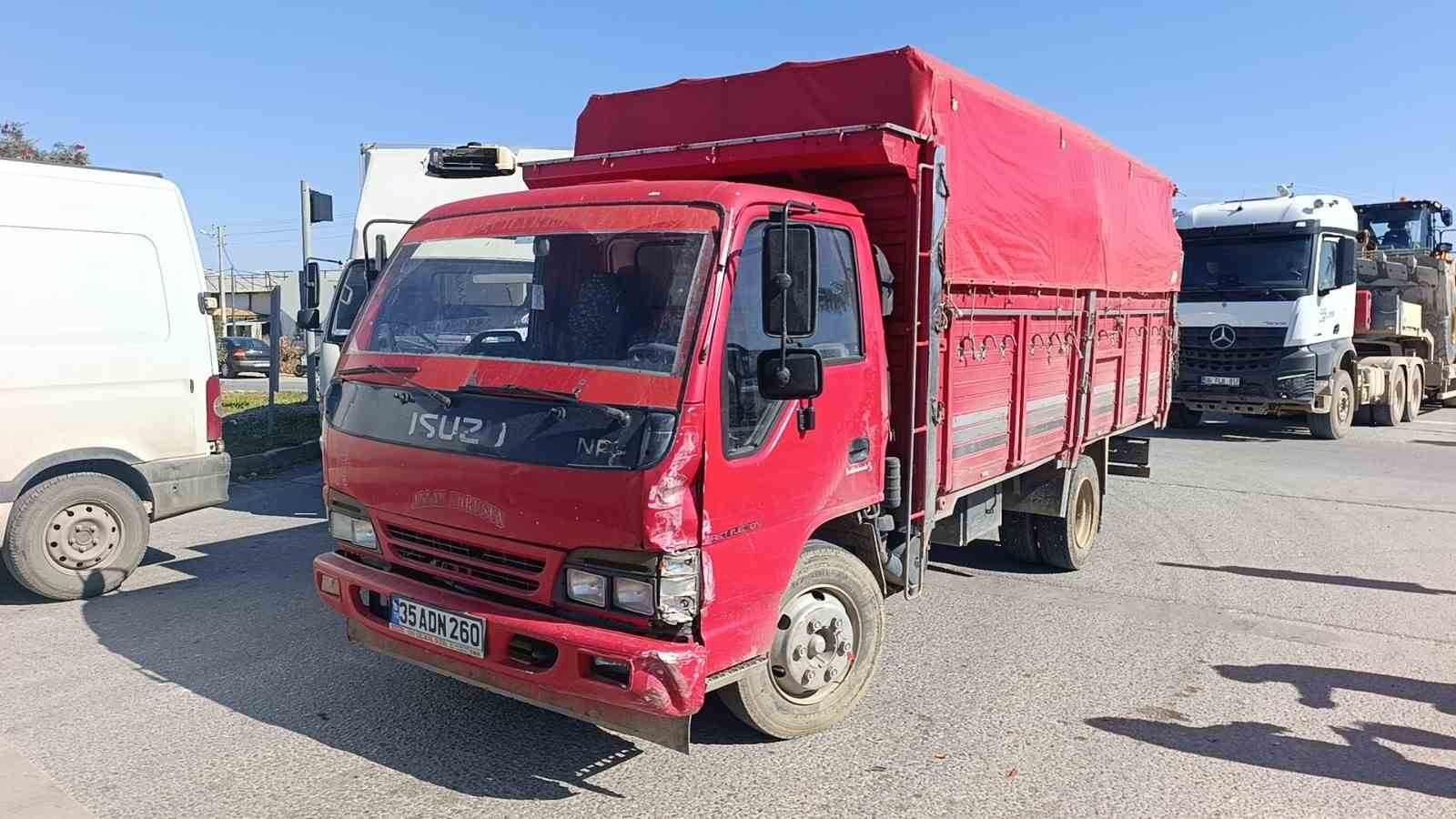 Kamyonun kamyonet ile çarpıştığı kaza kamerada
