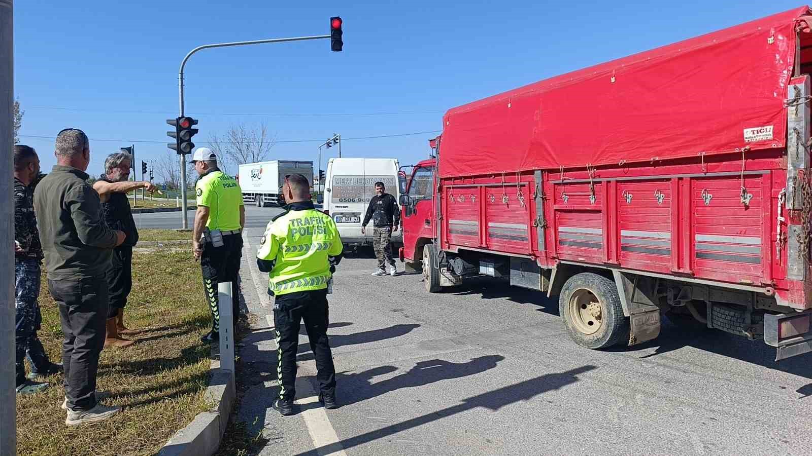 Kamyonun kamyonet ile çarpıştığı kaza kamerada
