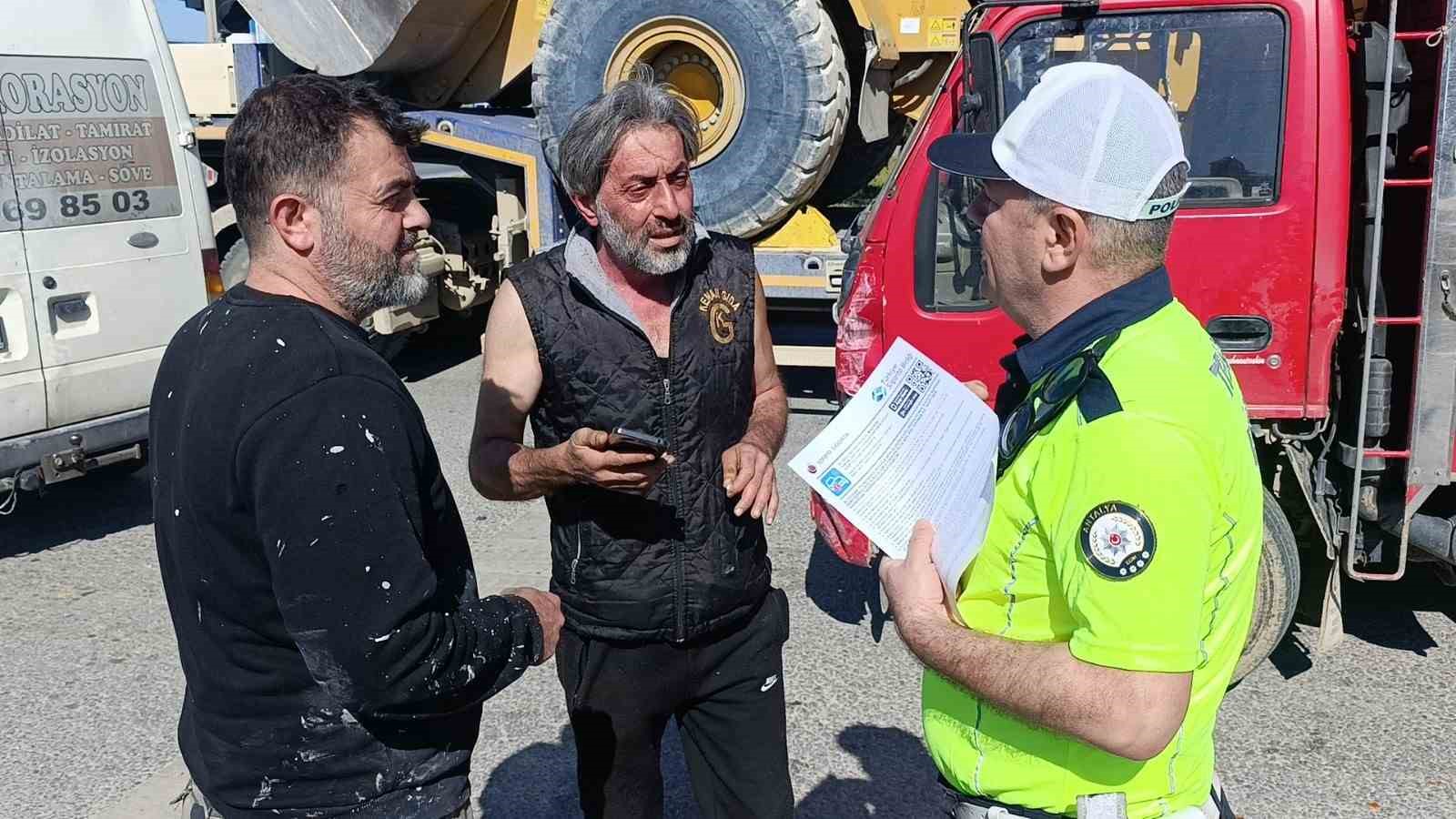 Kamyonun kamyonet ile çarpıştığı kaza kamerada
