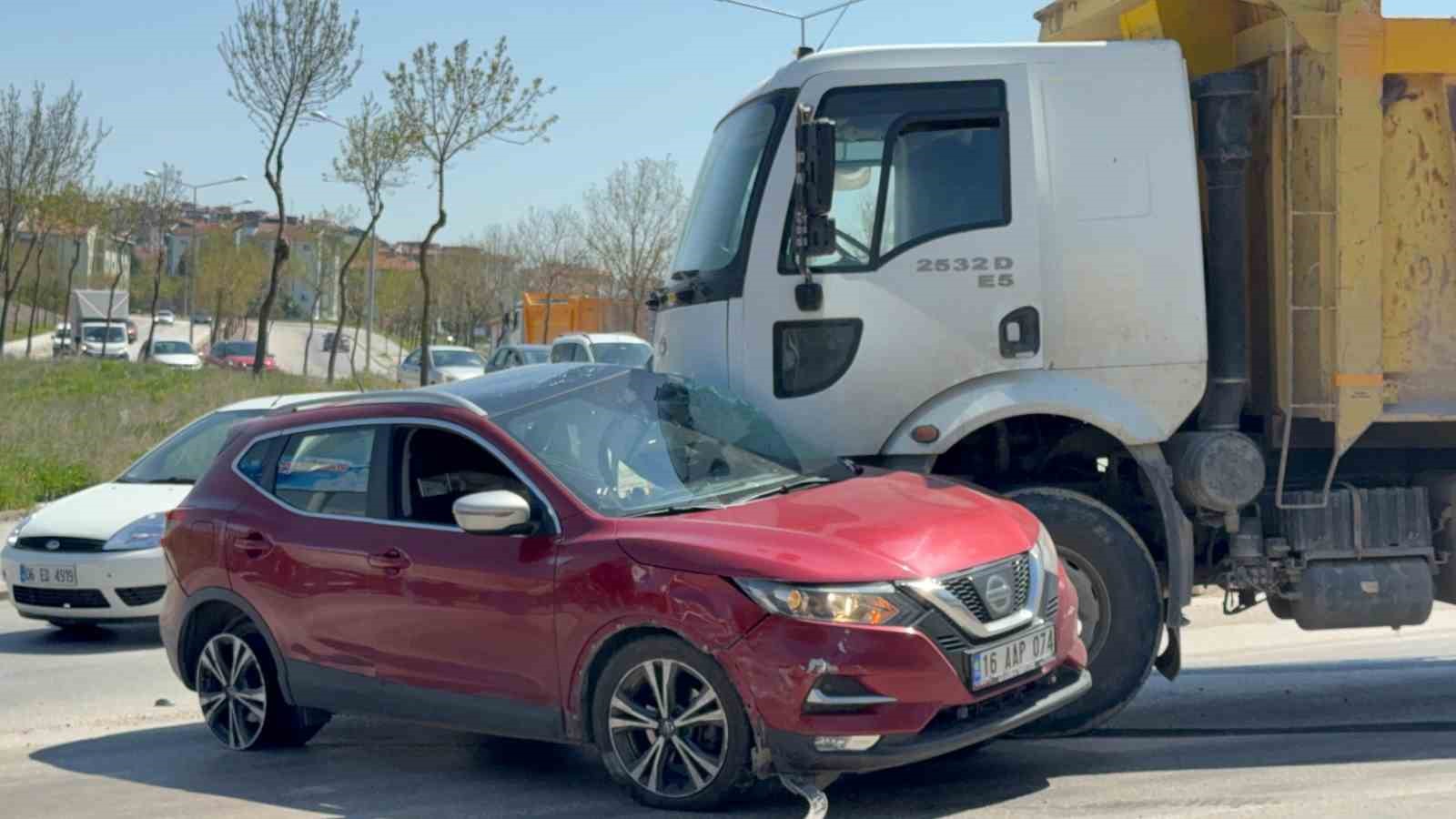 Kamyonun sürüklediği otomobilden burunları bile kanamadan çıktılar
