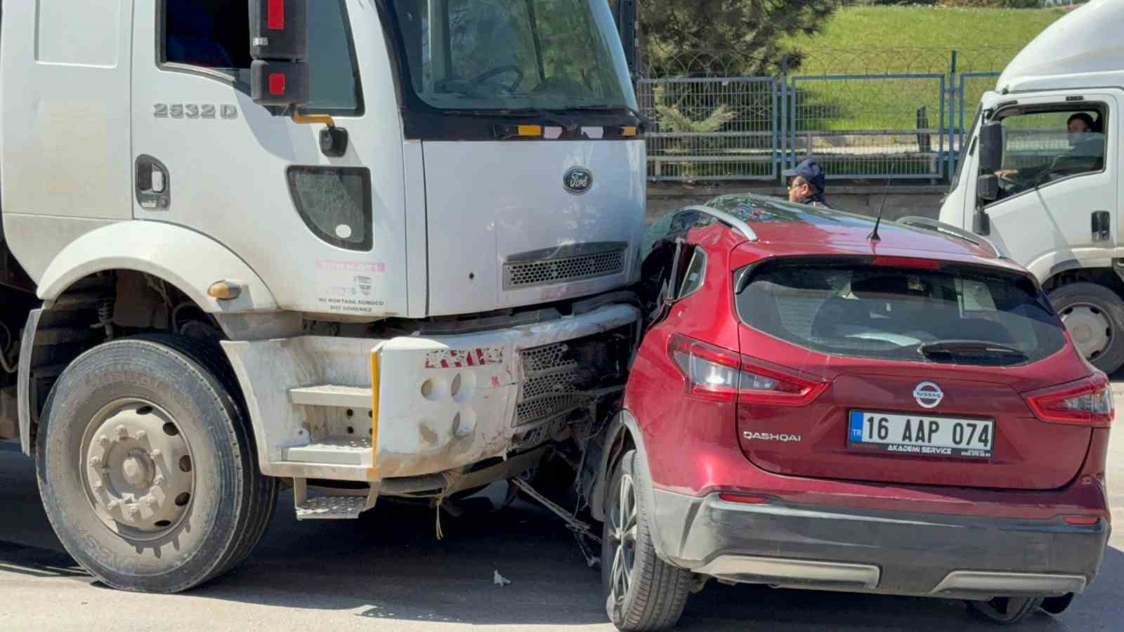 Kamyonun sürüklediği otomobilden burunları bile kanamadan çıktılar
