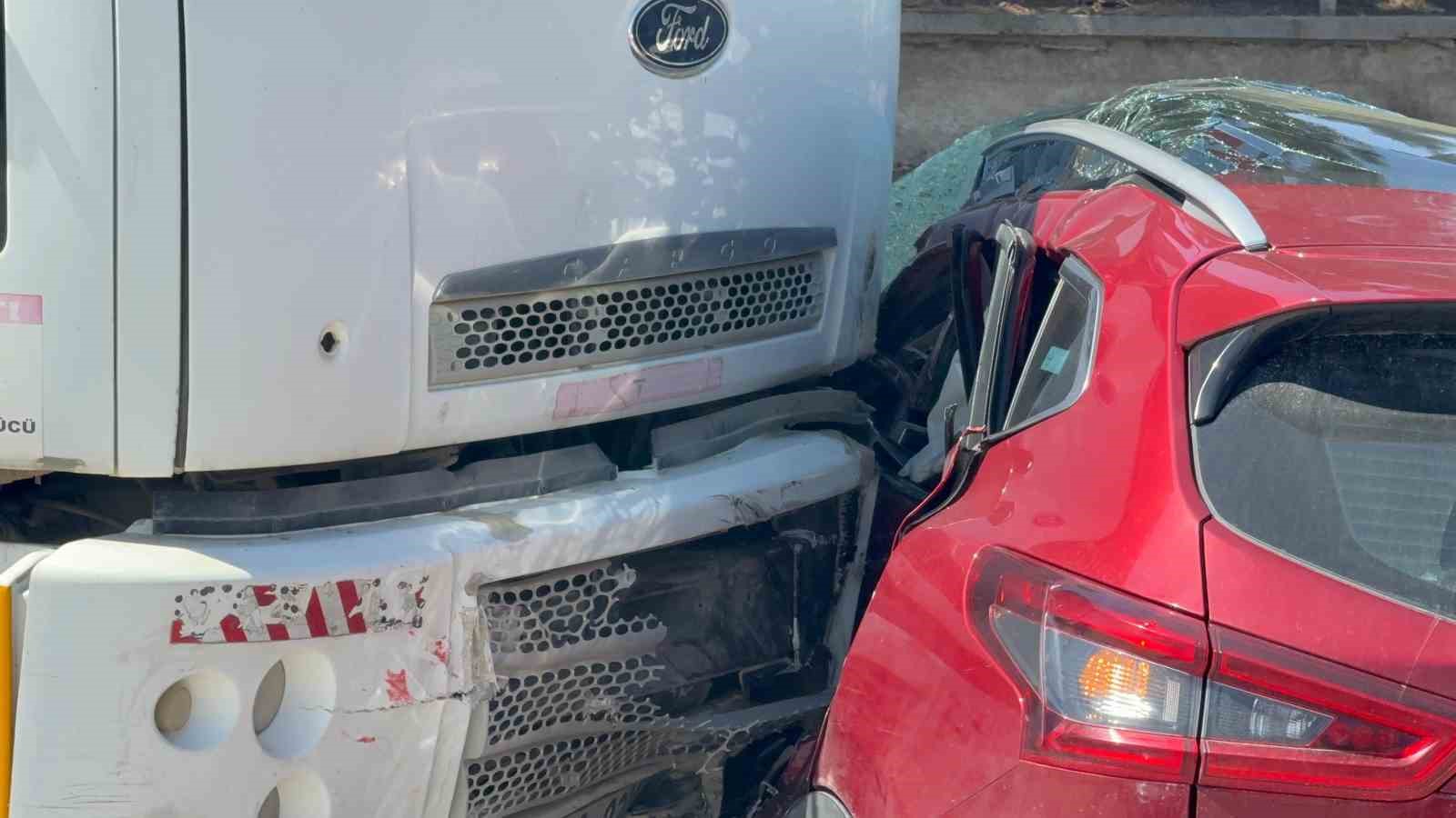 Kamyonun sürüklediği otomobilden burunları bile kanamadan çıktılar
