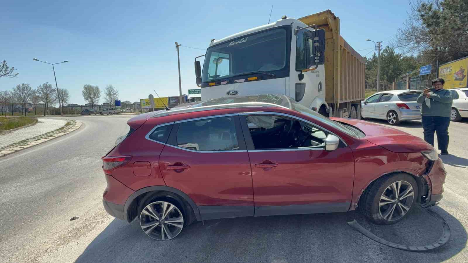 Kamyonun sürüklediği otomobilden burunları bile kanamadan çıktılar
