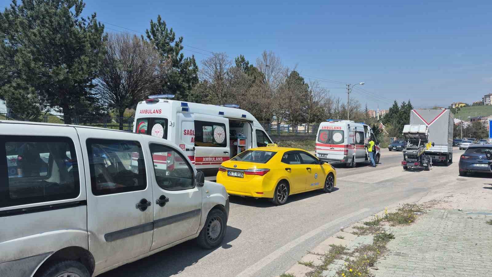 Kamyonun sürüklediği otomobilden burunları bile kanamadan çıktılar
