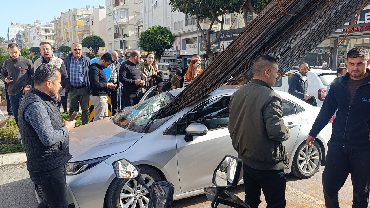 Kamyonun üzerindeki inşaat demirleri seyir halindeki otomobile ’ok’ gibi saplandı
