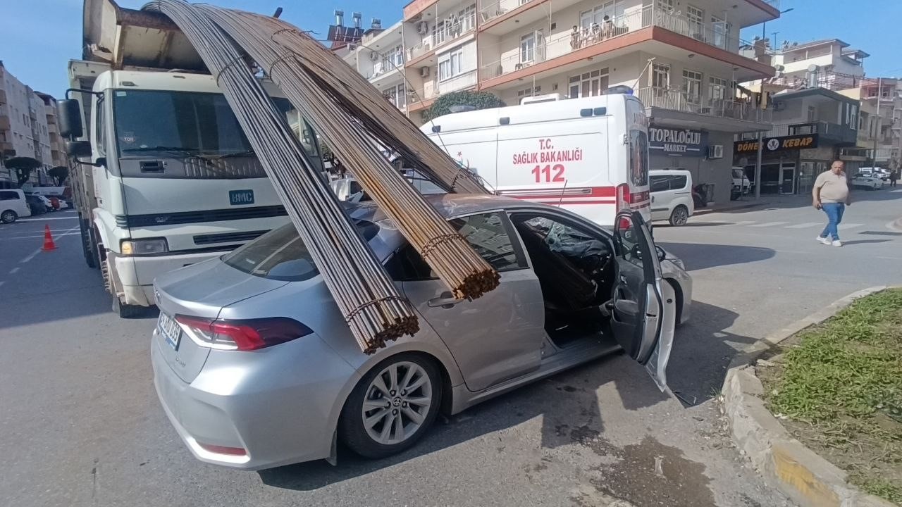 Kamyonun üzerindeki inşaat demirleri seyir halindeki otomobile ’ok’ gibi saplandı
